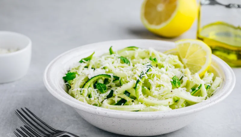 Salade de courgettes crues, citron et parmesan