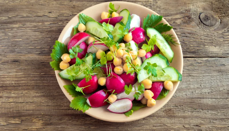 Salade de pois chiches, radis et herbes fraîches