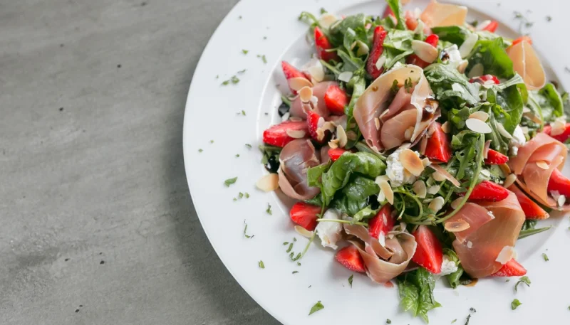 Salade de roquette, fraises et balsamique