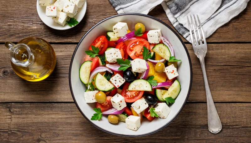 Salade grecque aux olives noires et feta