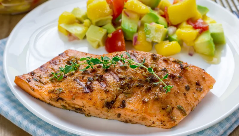 Saumon grillé et salsa de mangue et avocat