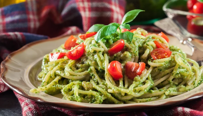 Spaghettis aux tomates cerises et pesto