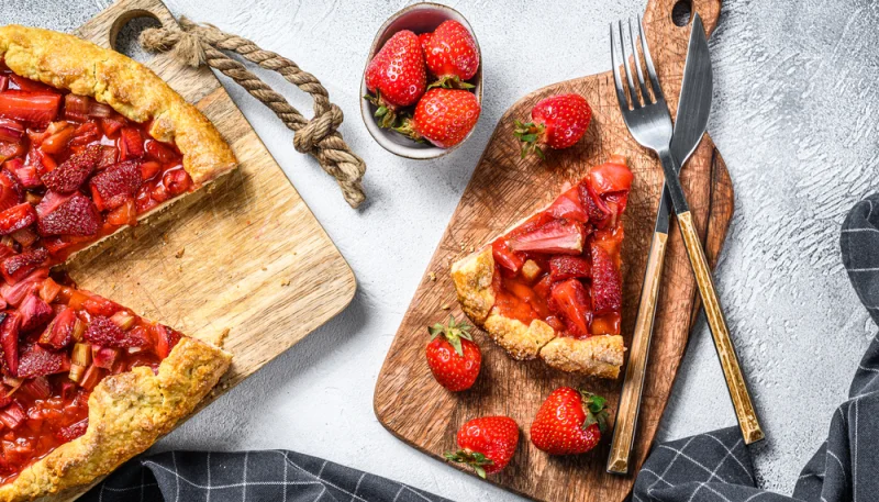 Tarte rustique aux fraises et rhubarbe