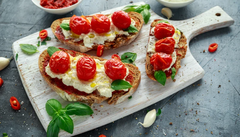 Crostinis aux tomates cerises et basilic