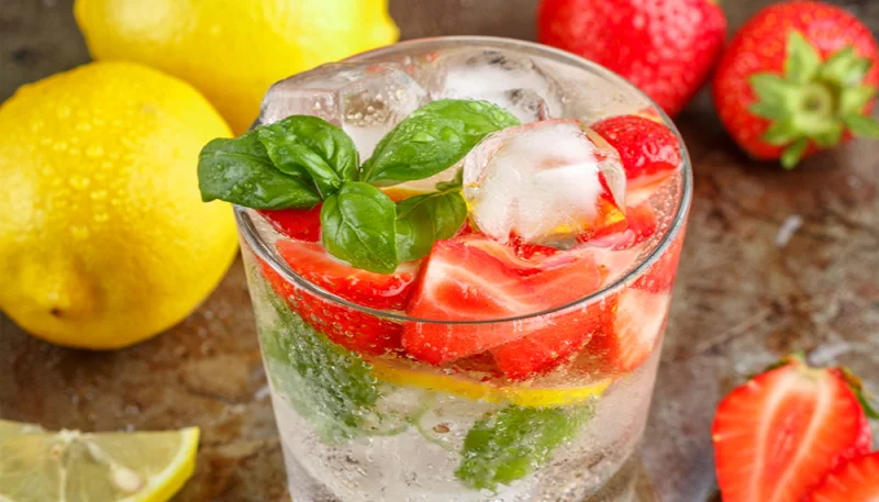 🍹 Eau détox citron, fraise et basilic – Recette spéciale canicule