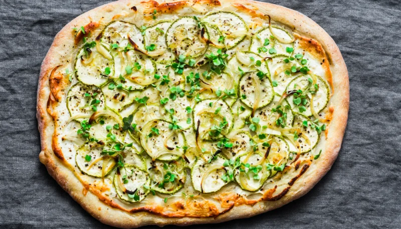 Flammekueche estivale aux courgettes et fromage blanc : la version légère de l’Alsace