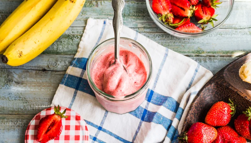 🍌 Glace express banane et fruits rouges – Recette spéciale canicule sans sorbetière