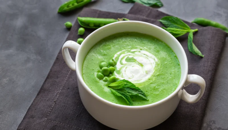 Soupe froide de petits pois à la menthe
