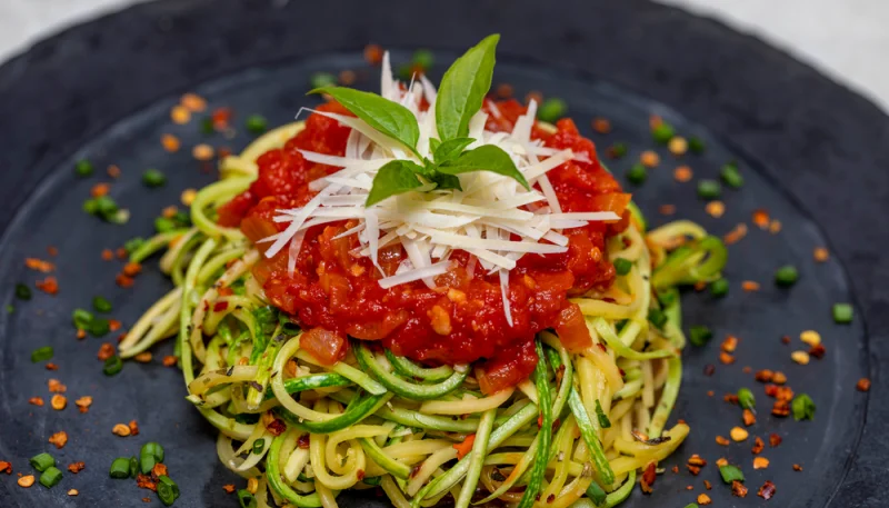 Spaghettis de courgettes à la sauce tomate