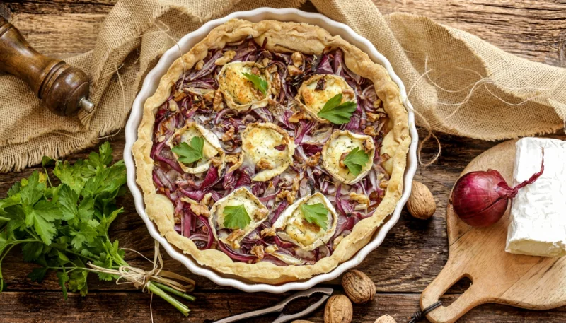 Tarte fine aux oignons rouges et chèvre