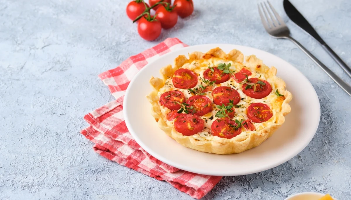 Tartelettes féta tomate cerise et herbes en éclat