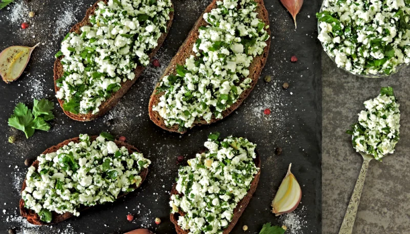Toasts de pain complet à la ricotta et herbes