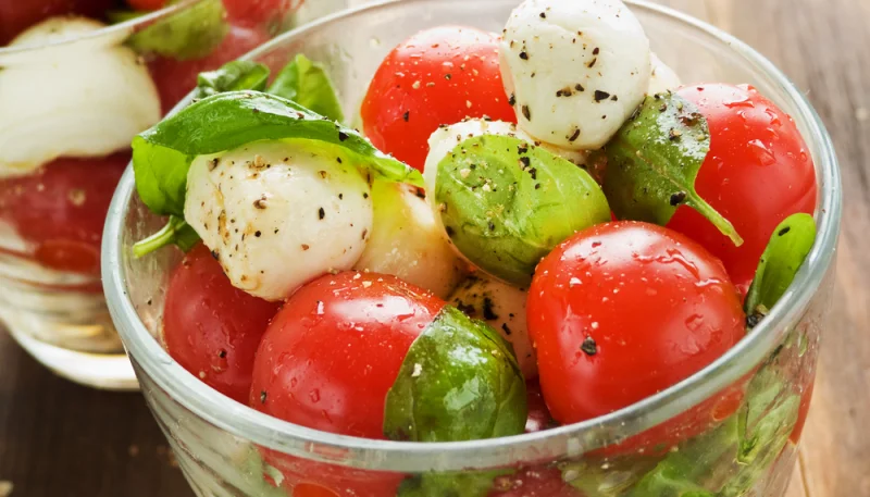 Verrines de tomates cerises, mozzarella et basilic
