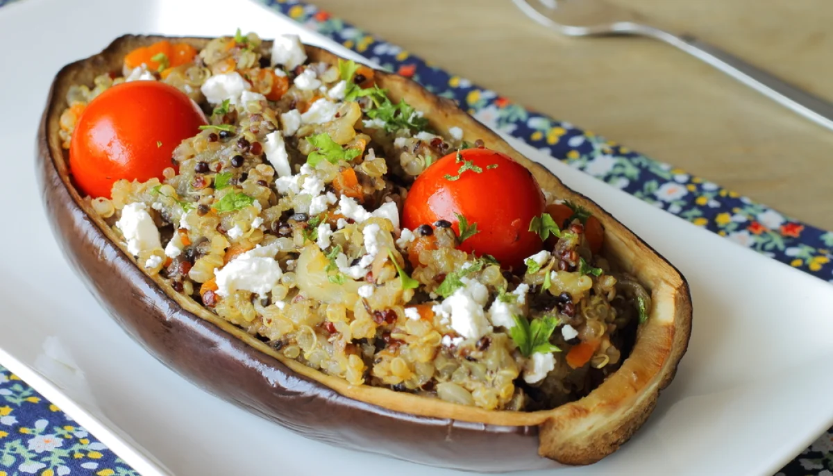 Aubergines farcies à la méditerranéenne, quinoa et feta