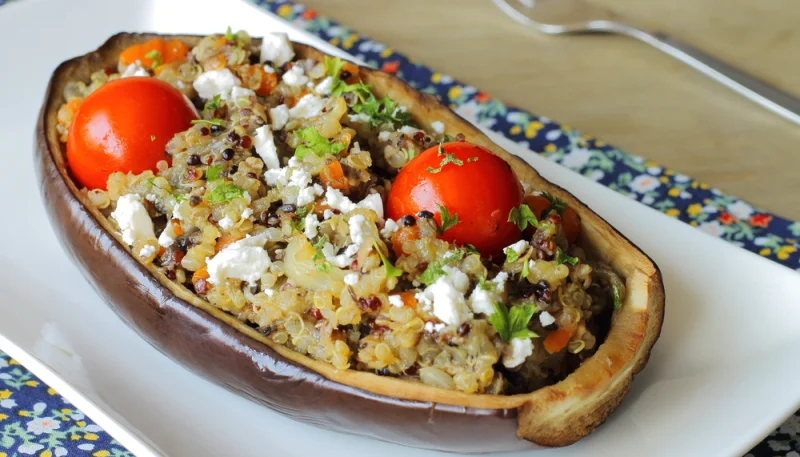 Aubergines farcies à la méditerranéenne, quinoa et feta