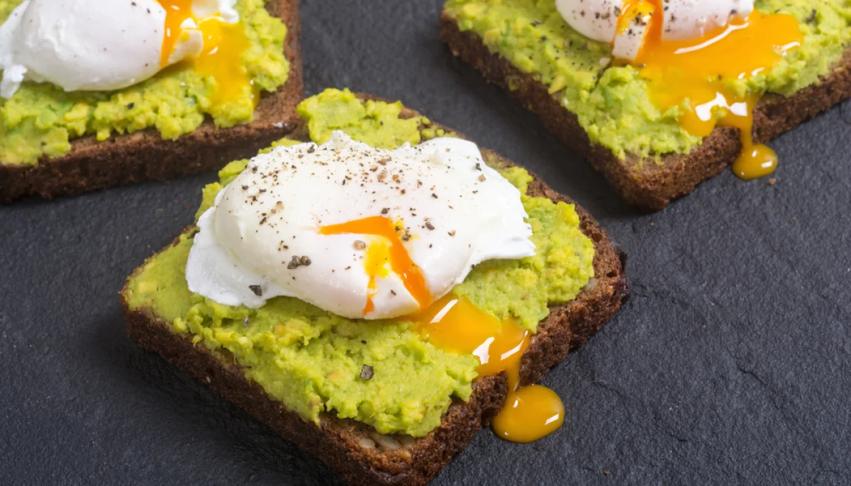 Avocado toast aux œufs pochés
