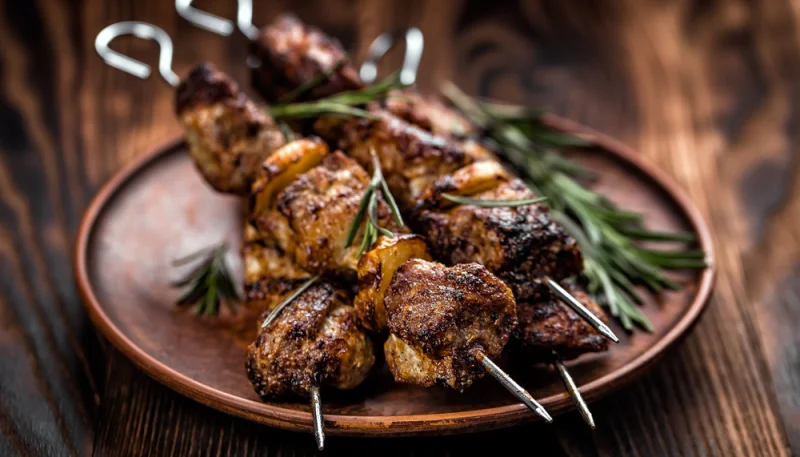 Brochettes d’agneau marinées au romarin
