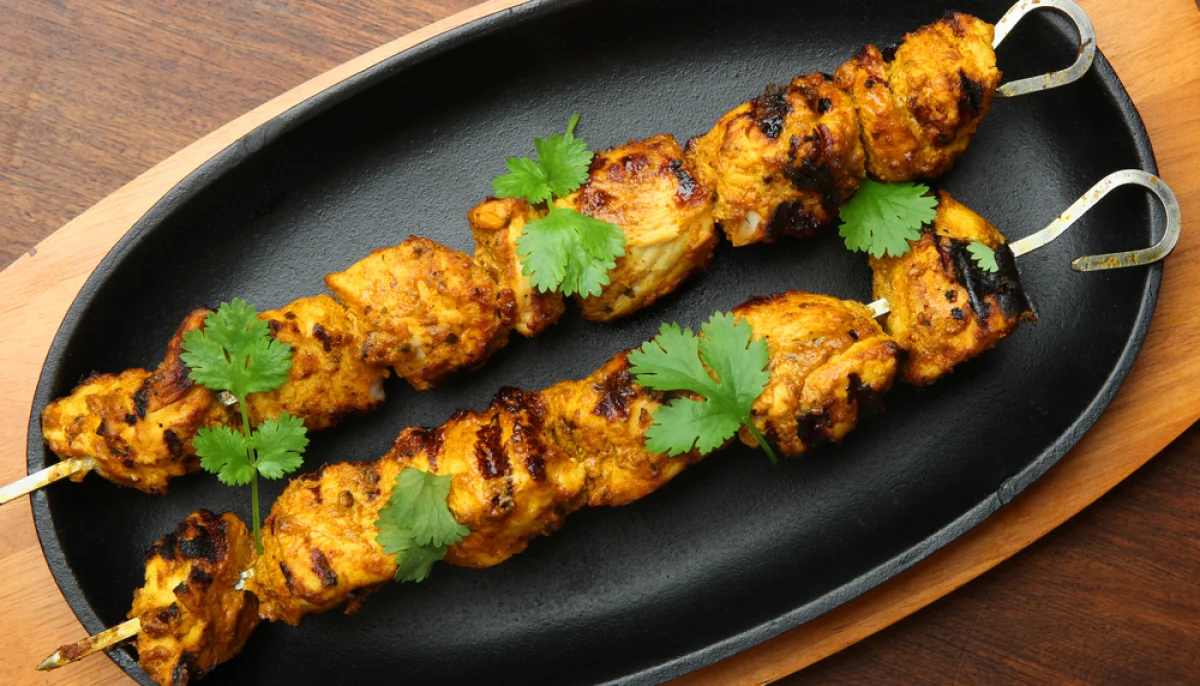 Brochettes de poulet marinées au yaourt et curry