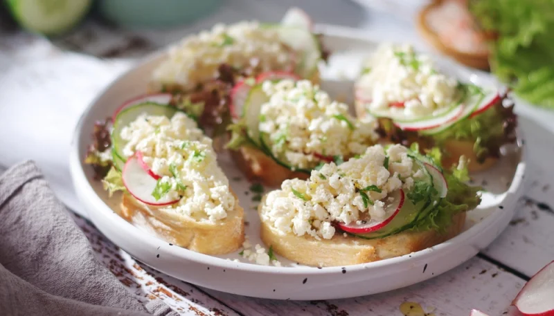 Bruschettas aux radis et ricotta