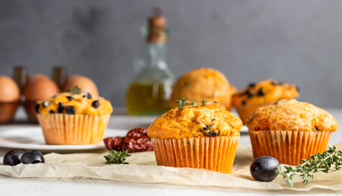 Muffins salé aux olives, jambon et tomates séchées