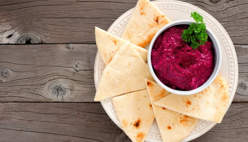 Houmous de betterave et chips de pita