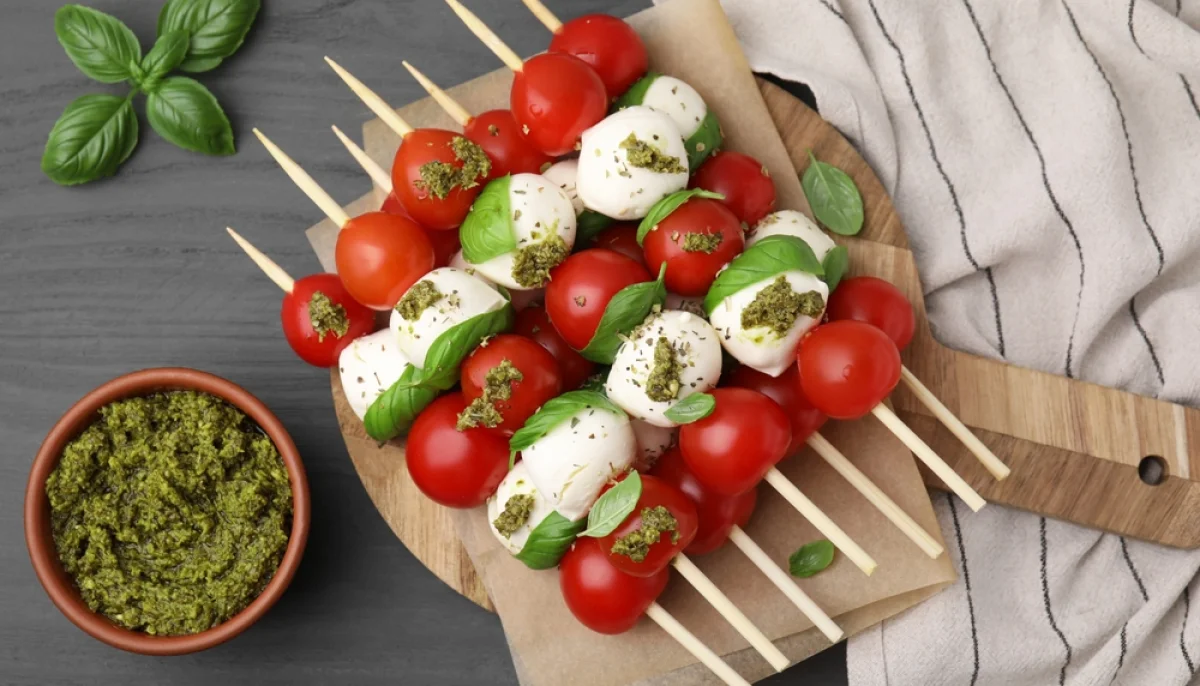 Mini brochettes tomate, mozzarella & pesto