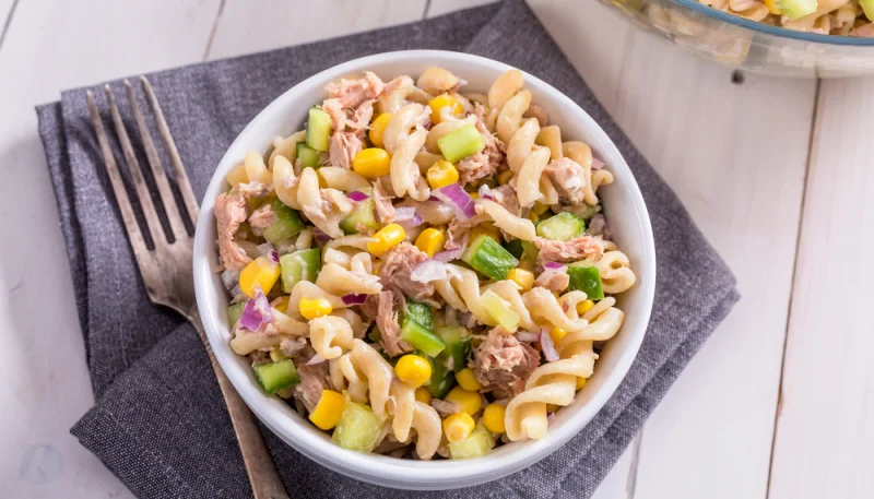Pâtes froides au thon et maïs