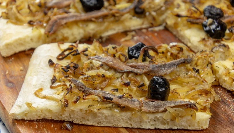 🧅 Pissaladière niçoise : l’authentique tarte aux oignons du vieux Nice