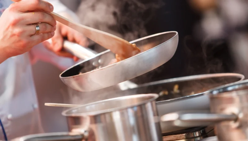 Bien choisir sa poêle : les critères essentiels pour réussir toutes vos cuissons à la maison