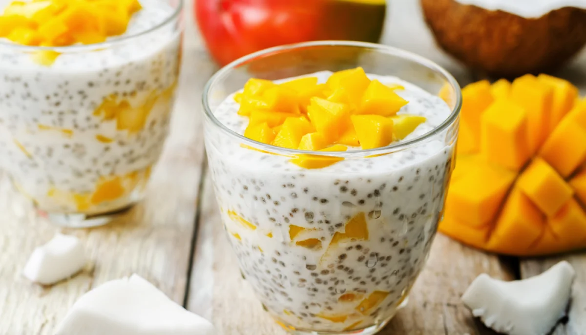 Pudding de chia au lait de coco et mangue