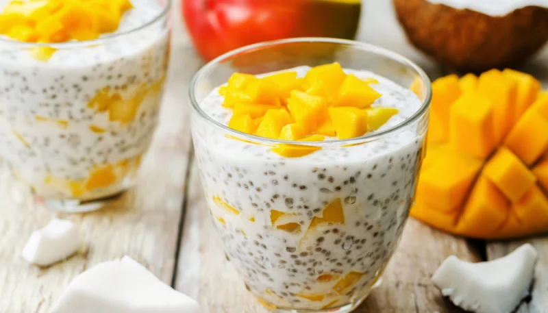 Pudding de chia au lait de coco et mangue