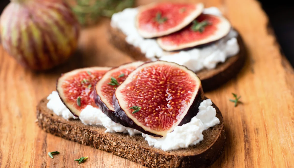 Bruschetta aux figues et chèvre frais