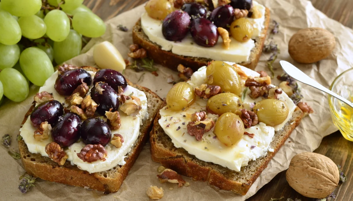 Crostini aux raisins et fromage frais