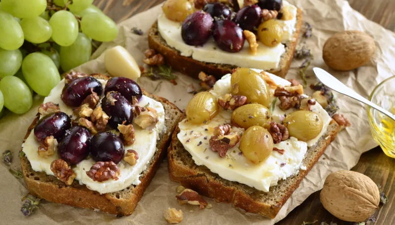 Crostini aux raisins et fromage frais