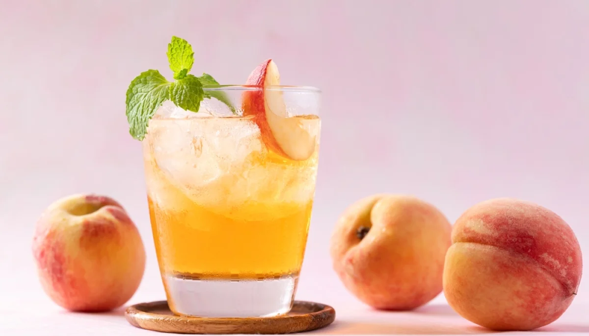 Infusion glacée à la menthe et pêche