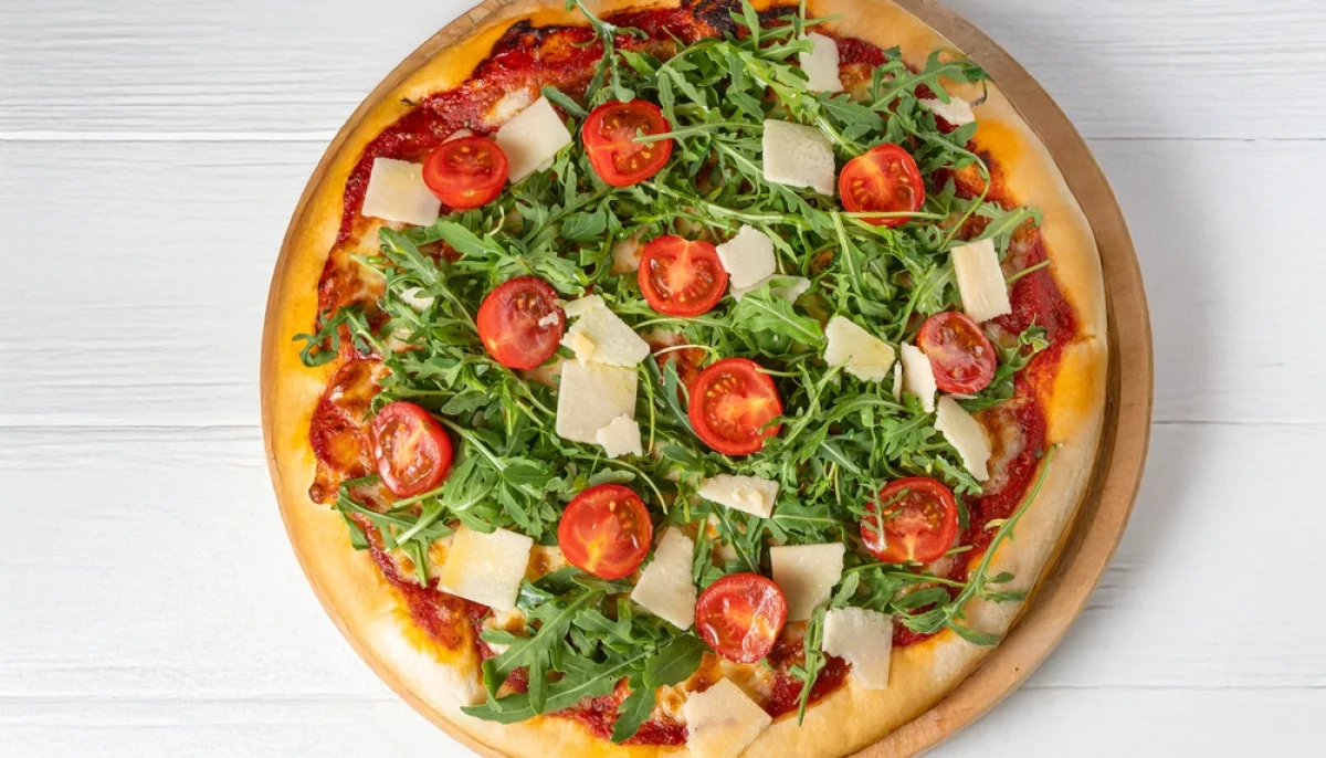 Pizza maison tomate, roquette et copeaux de parmesan