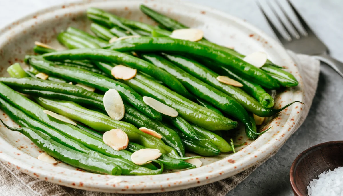 Poêlée de haricots verts à l’ail et aux amandes