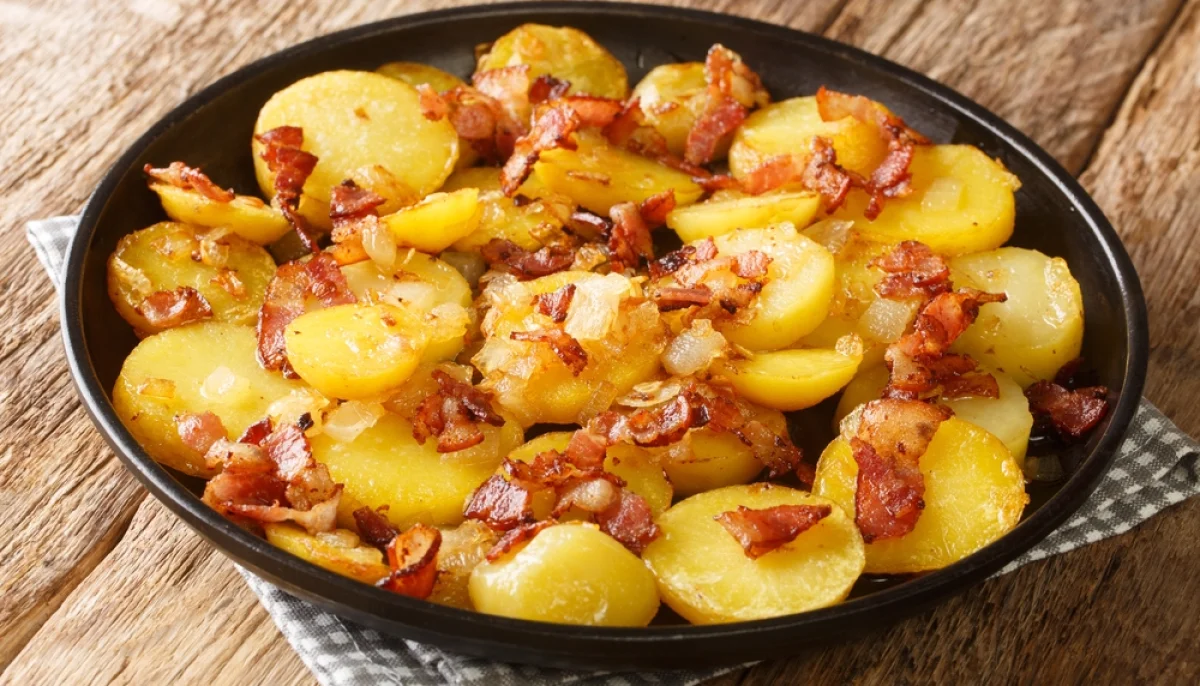 Poêlée de pommes de terre aux lardons et oignons