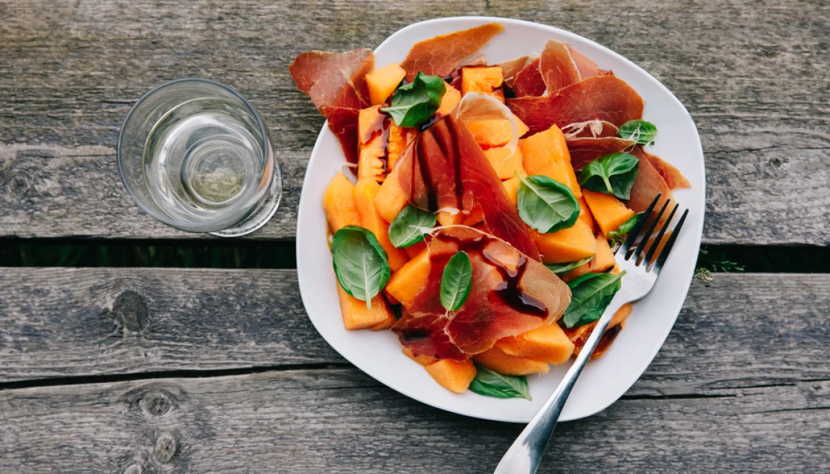 Salade melon-jambon cru et basilic