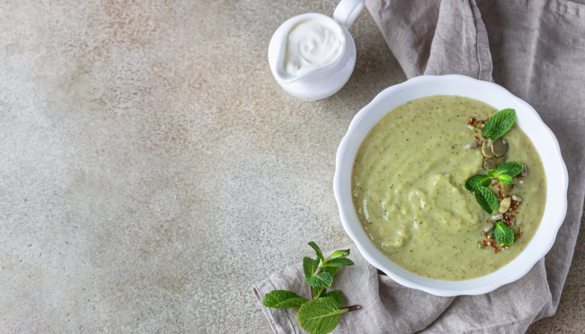 Soupe froide de courgette à la menthe
