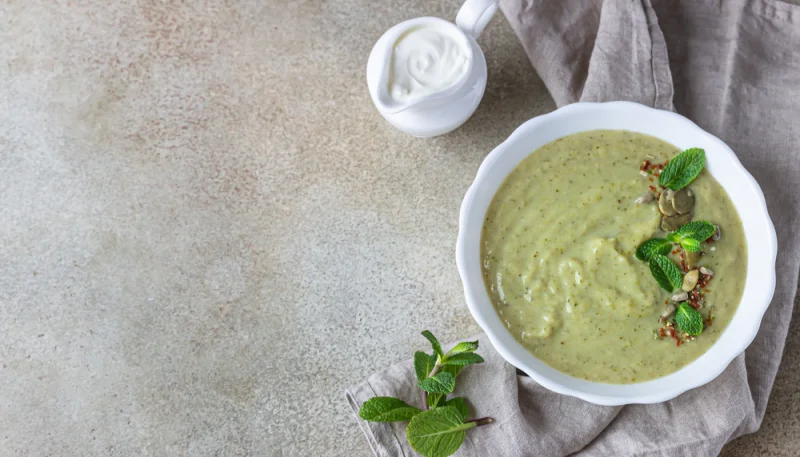 Soupe froide de courgette à la menthe