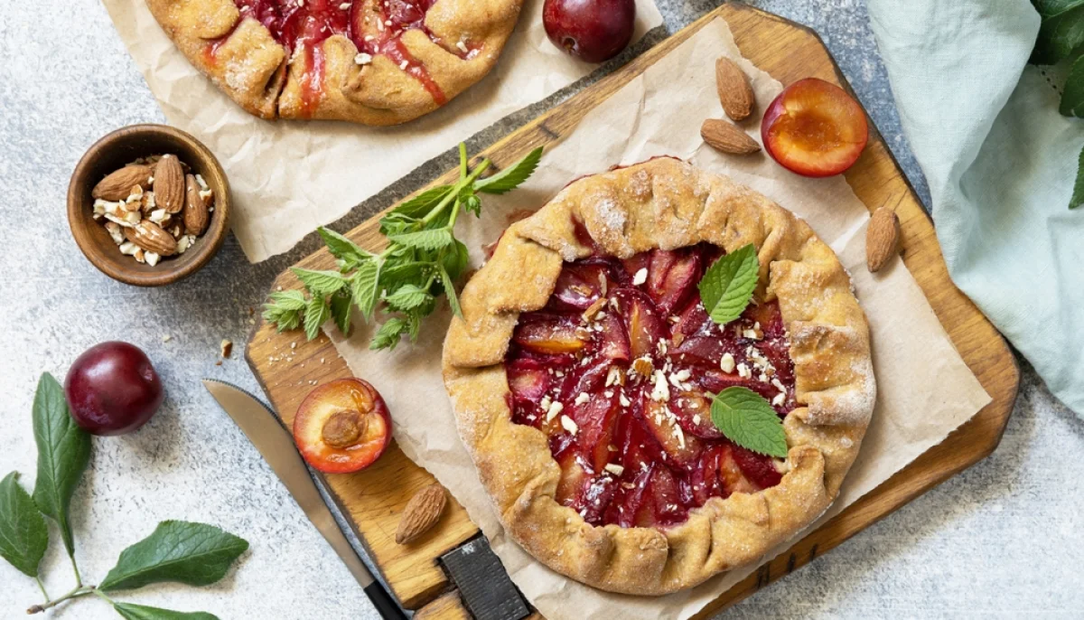 Tarte rustique aux prunes et amandes