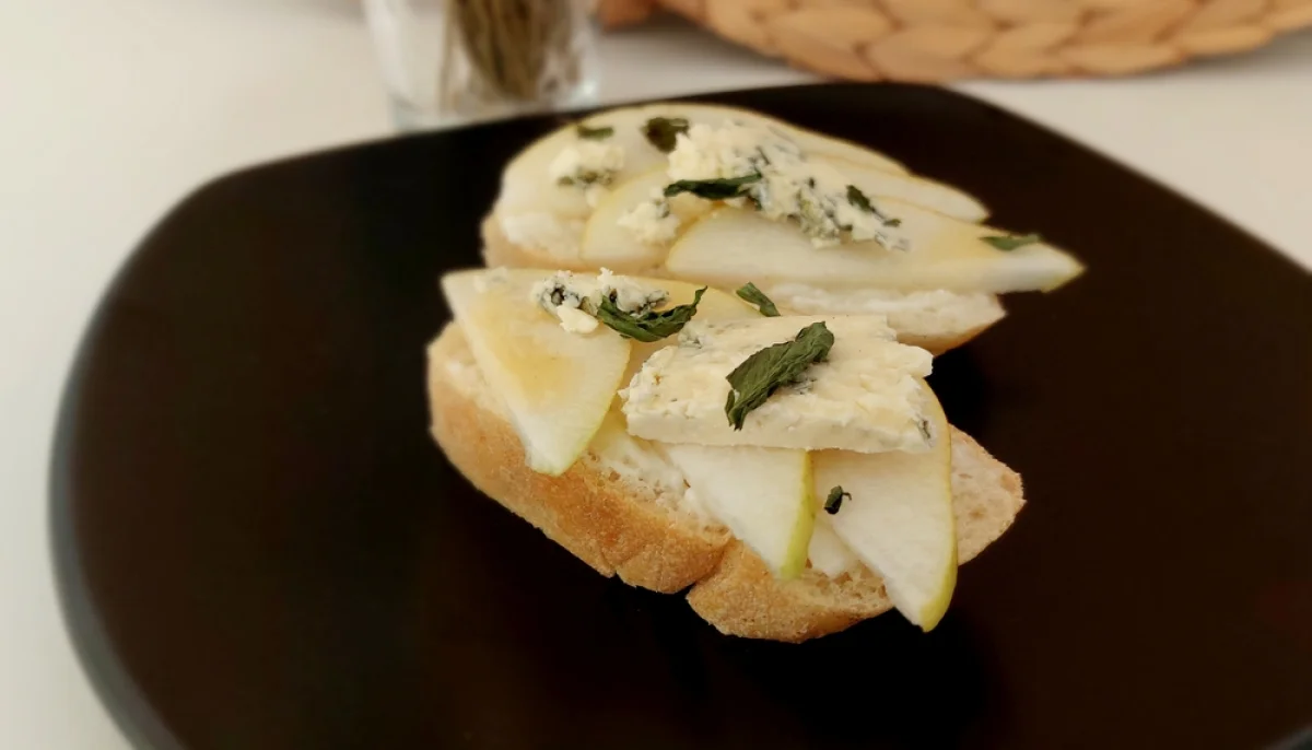 Crostini aux poires et gorgonzola