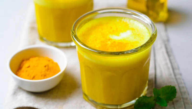 Lait d’or au curcuma et lait végétal