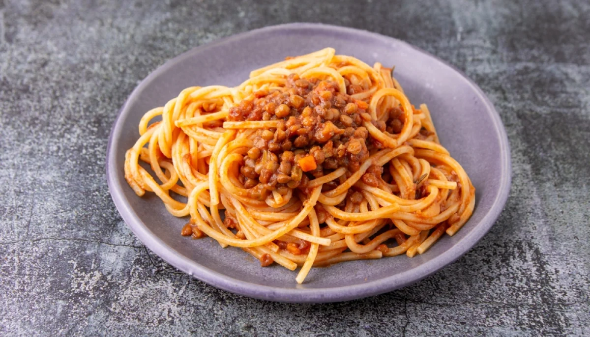 Pâtes complètes aux lentilles corail et sauce tomate maison