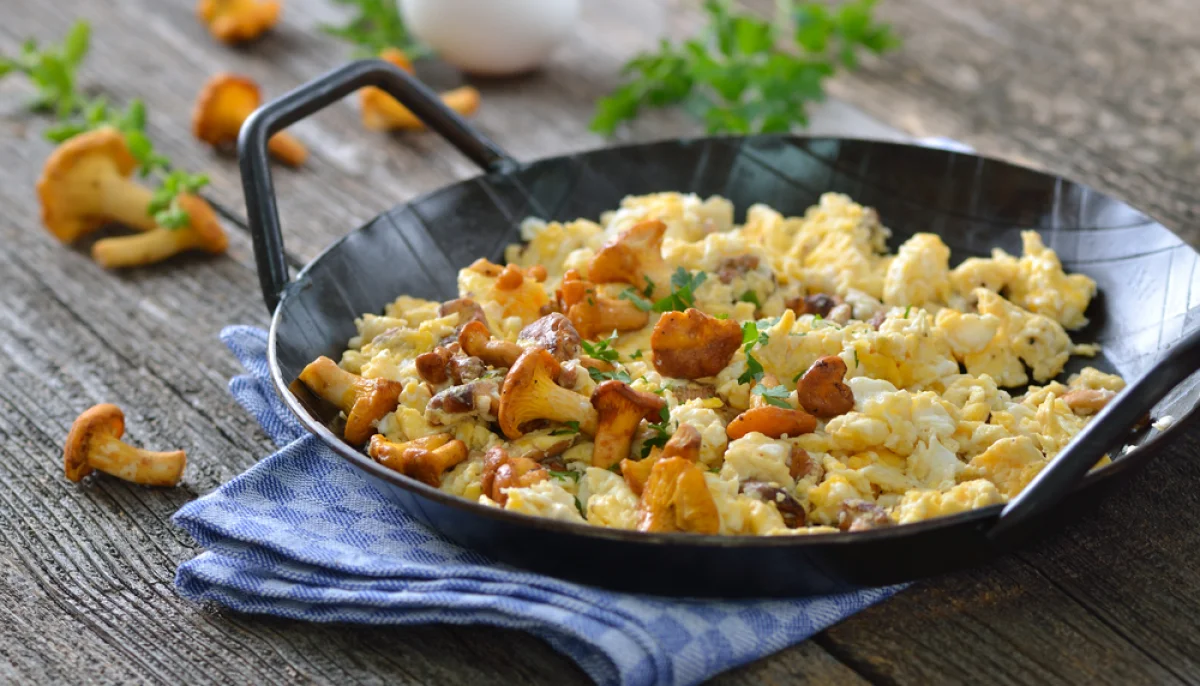 Poêlée de champignons et œufs brouillés