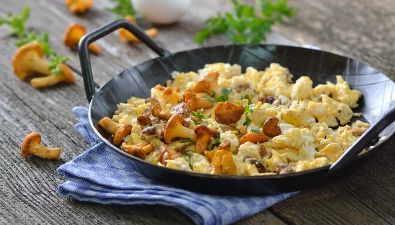 Poêlée de champignons et œufs brouillés