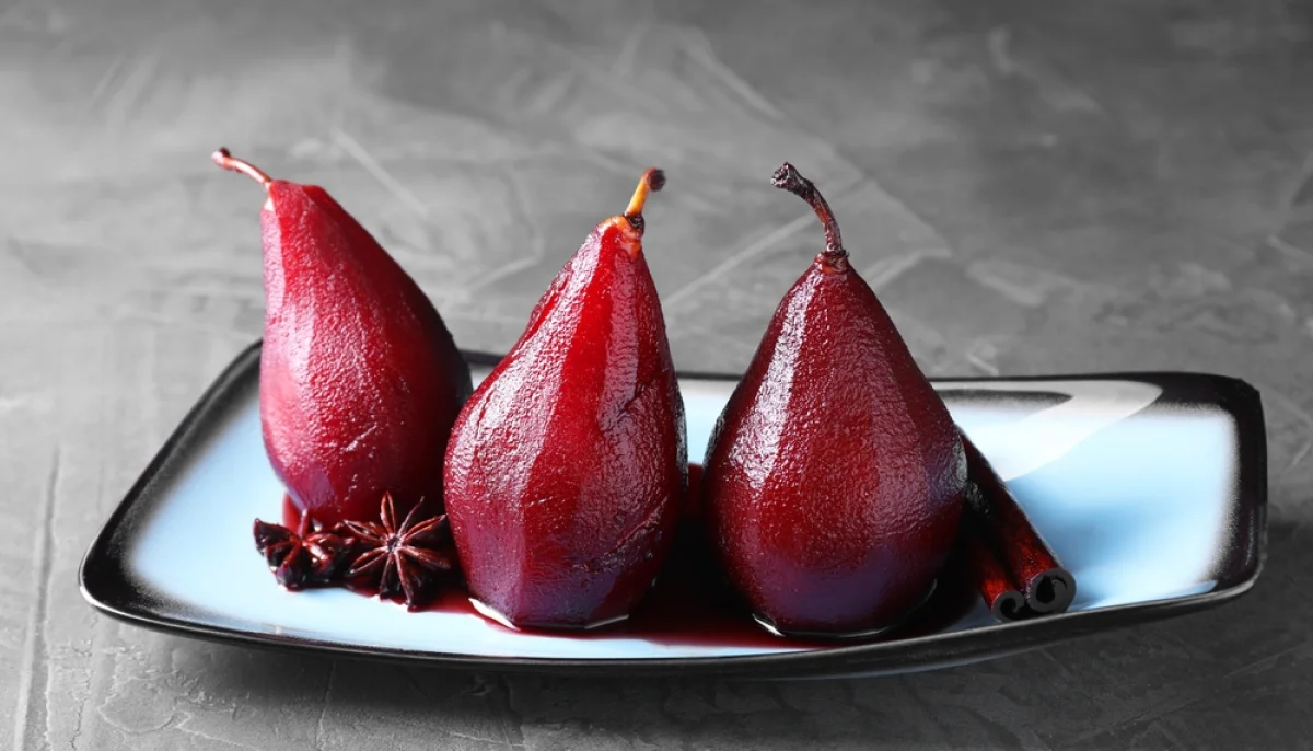 Poire pochée au vin rouge épicé