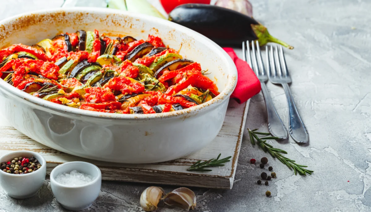 Ratatouille d’automne avec courge, poivrons, tomates et herbes