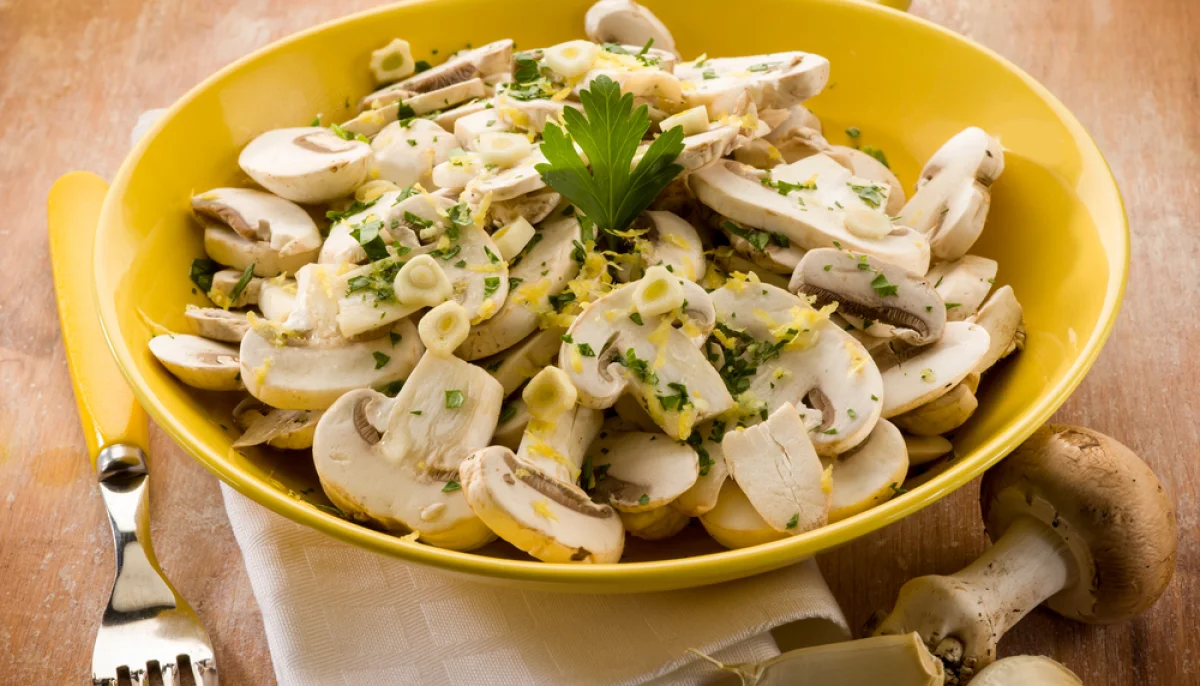 Salade de champignons crus à l’ail et persil